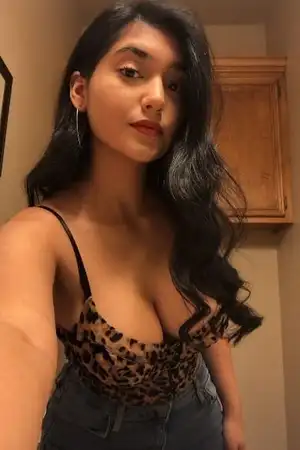 A first class VIP escort girl in Chennai who will take you to the stars.